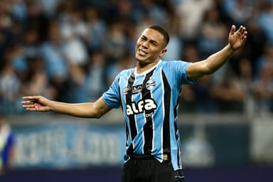 Carlos Vinícius abre os braços e faz reclamações durante jogo do Grêmio