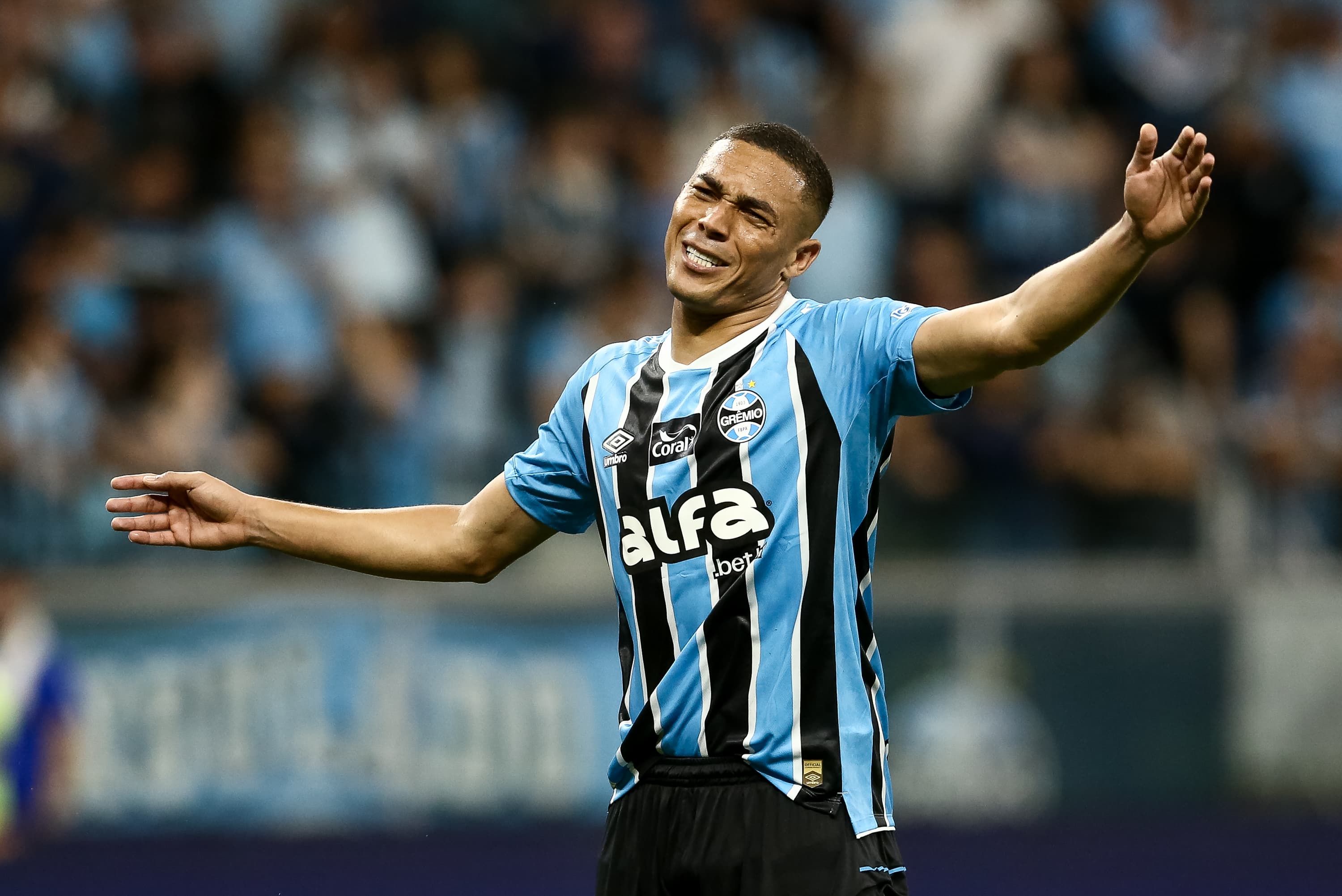 Carlos Vinícius abre os braços e faz reclamações durante jogo do Grêmio