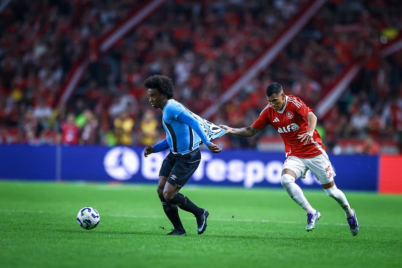 Willian é puxado durante clássico Gre-Nal no Beira-Rio