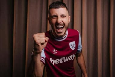 Argentino Guido Rodriguez em apresentação no West Ham
