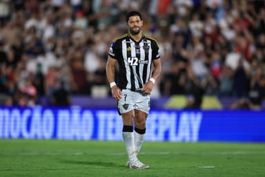 Hulk do Atlético Mineiro reage após perder o primeiro pênalti na disputa de pênaltis durante a final da Copa CONMEBOL Sul-Americana de 2025 entre Lanus e Atlético Mineiro no Estádio Defensores del Chaco em 22 de novembro de 2025 em Assunção, Paraguai.