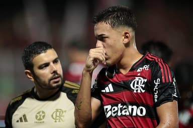 Jhonny conversa com médico do Flamengo após sofrer lesão no ombro