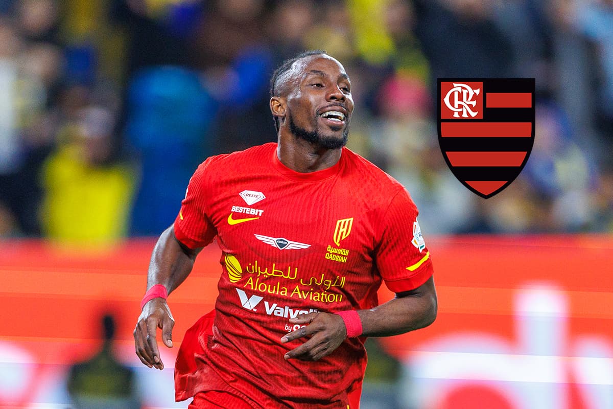 Julián Quiñones comemorando gol pelo Al-Qadisiyah ao lado do escudo do Flamengo