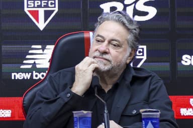 Julio Casares, presidente do São Paulo, coça barba no queixo com semblante sério durante coletiva de imprensa