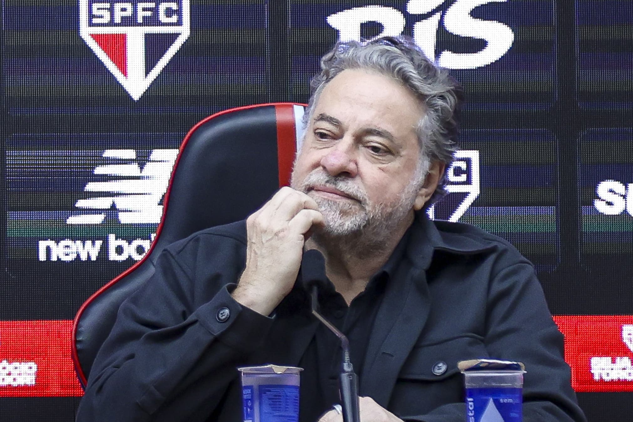 Julio Casares, presidente do São Paulo, coça barba no queixo com semblante sério durante coletiva de imprensa