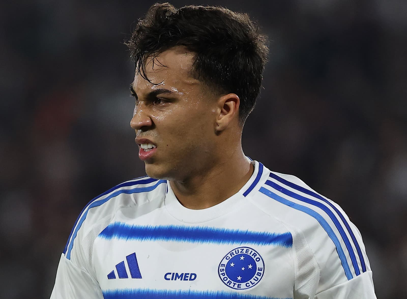 Kaio Jorge faz expressão de desaprovação após erro em lance