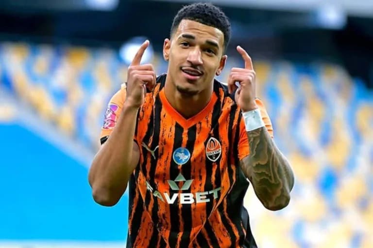 Kauã Elias comemorando gol pelo Shakhtar