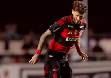 Léo Pereira em ação contra o São Paulo