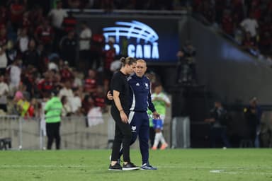 Filipe Luis, técnico do Flamengo, cumprimenta o técnico do Cruzeiro, Leonardo Jardim, ao final da partida entre Flamengo e Cruzeiro pelo Brasileirão 2025, no Estádio do Maracanã, no dia 2 de outubro de 2025, no Rio de Janeiro, Brasil.