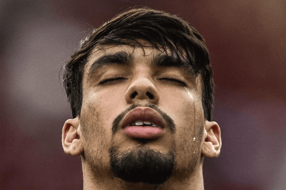Lucas Paquetá emocionado em jogo pelo Flamengo com olhos fechados e lágrima escorrendo pelo rosto
