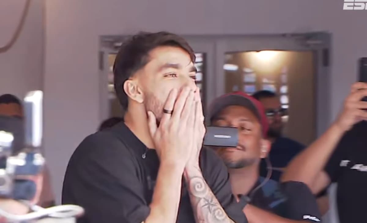 Paquetá, reforço do Flamengo, em desembarque no Rio