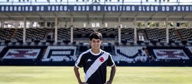 Luiz Lócio, jogador sub-20 do Vasco, posa com as mãos na cintura em São Januário