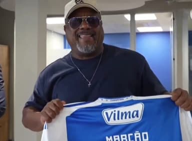 Marcão, pai de Gerson, com camisa do Cruzeiro com seu nome