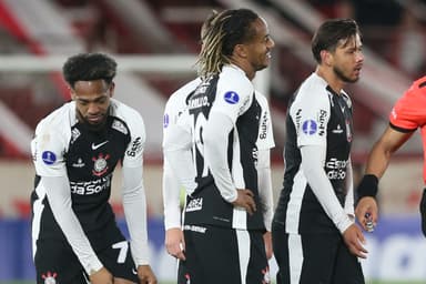 José Andrés Martínez do Corinthians, André Carrillo do Corinthians e Ángel Romero do Corinthians discutem com o árbitro Gery Vargas durante uma partida da Copa CONMEBOL Sul-Americana entre Huracán e Corinthians