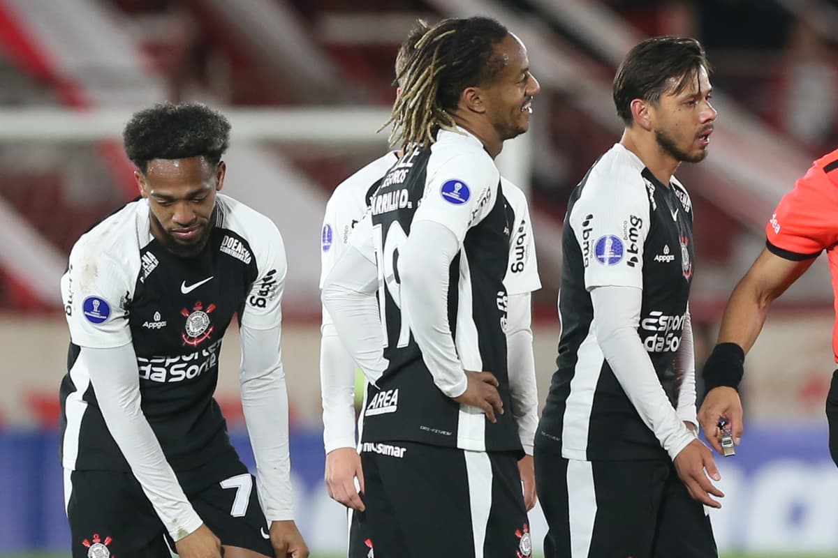 José Andrés Martínez do Corinthians, André Carrillo do Corinthians e Ángel Romero do Corinthians discutem com o árbitro Gery Vargas durante uma partida da Copa CONMEBOL Sul-Americana entre Huracán e Corinthians