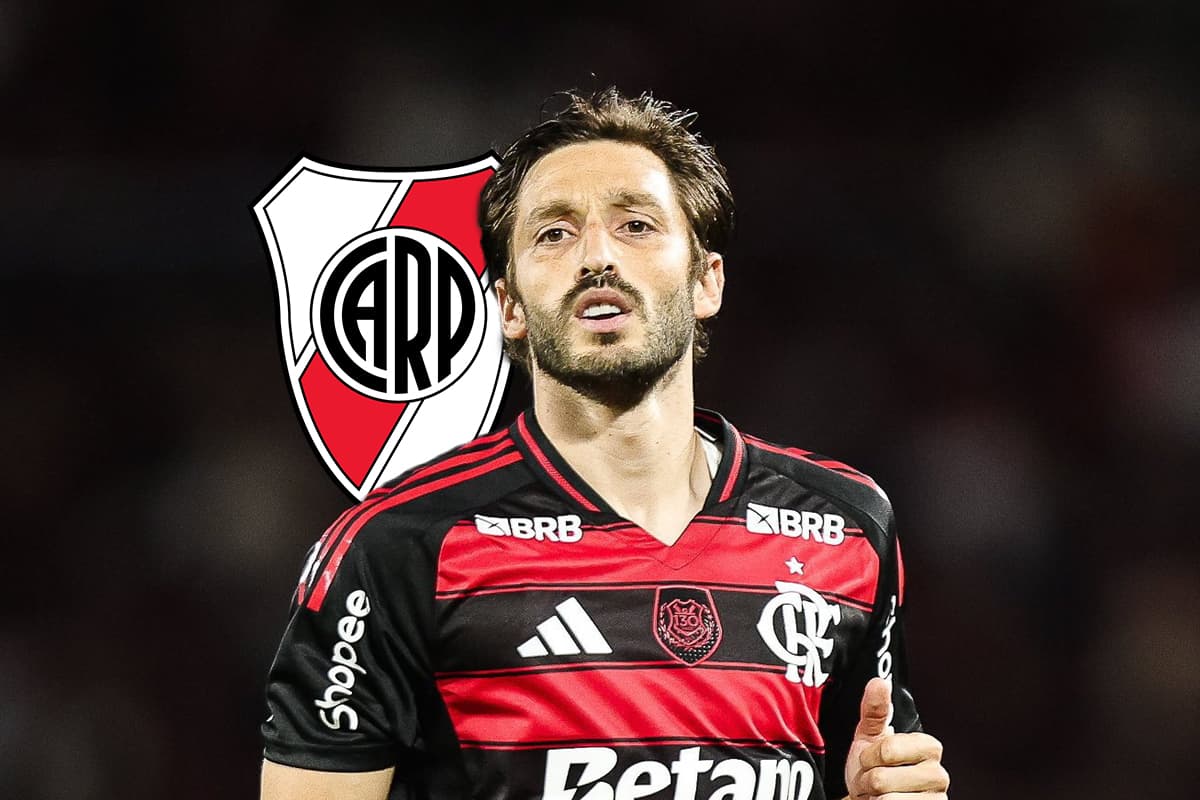 Matías Viña com a camisa do Flamengo. Atrás do jogador, o escudo do River Plate