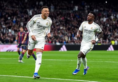 Mbappé e  Vini Jr comemoram gol do francês em Real Madrid x Levante