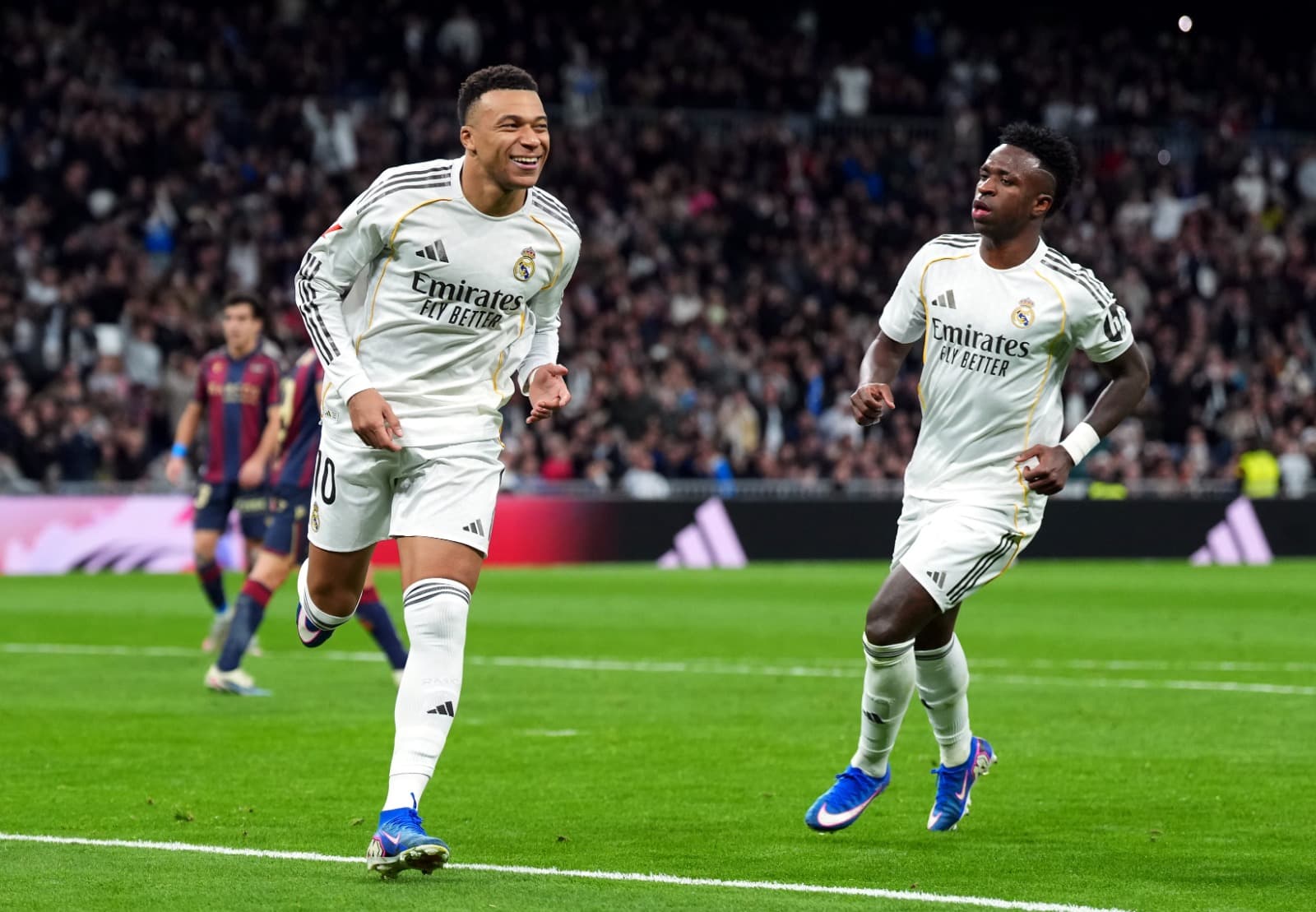 Mbappé e  Vini Jr comemoram gol do francês em Real Madrid x Levante