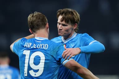 McTominay e Hojlund se abraçam durante jogo do Napoli