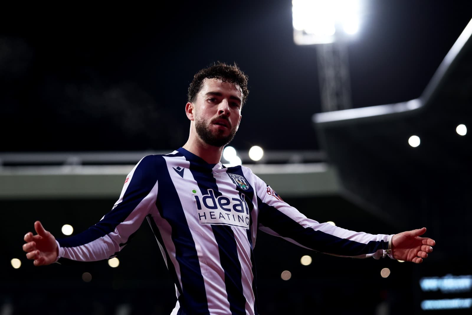 Mikey Johnston, do West Bromwich Albion, reage durante a partida do Sky Bet Championship entre West Bromwich Albion e Sheffield United no The Hawthorns, em 12 de dezembro de 2025, em West Bromwich, Inglaterra.
