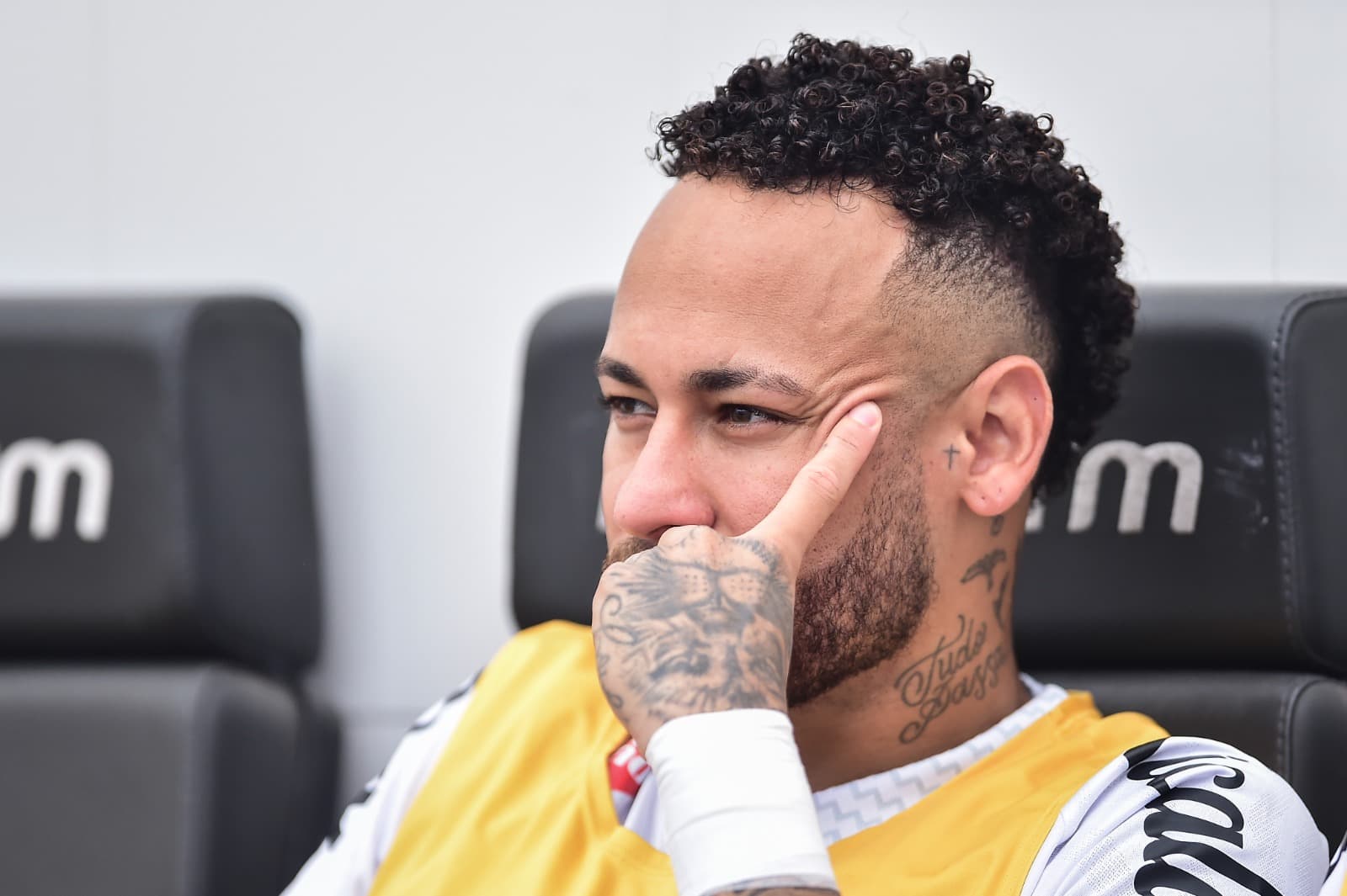 Neymar, do Santos, observa durante partida do Brasileirão 2025 entre Santos e Fortaleza, no Estádio Urbano Caldeira (Vila Belmiro), em 1º de novembro de 2025, em Santos, Brasil.