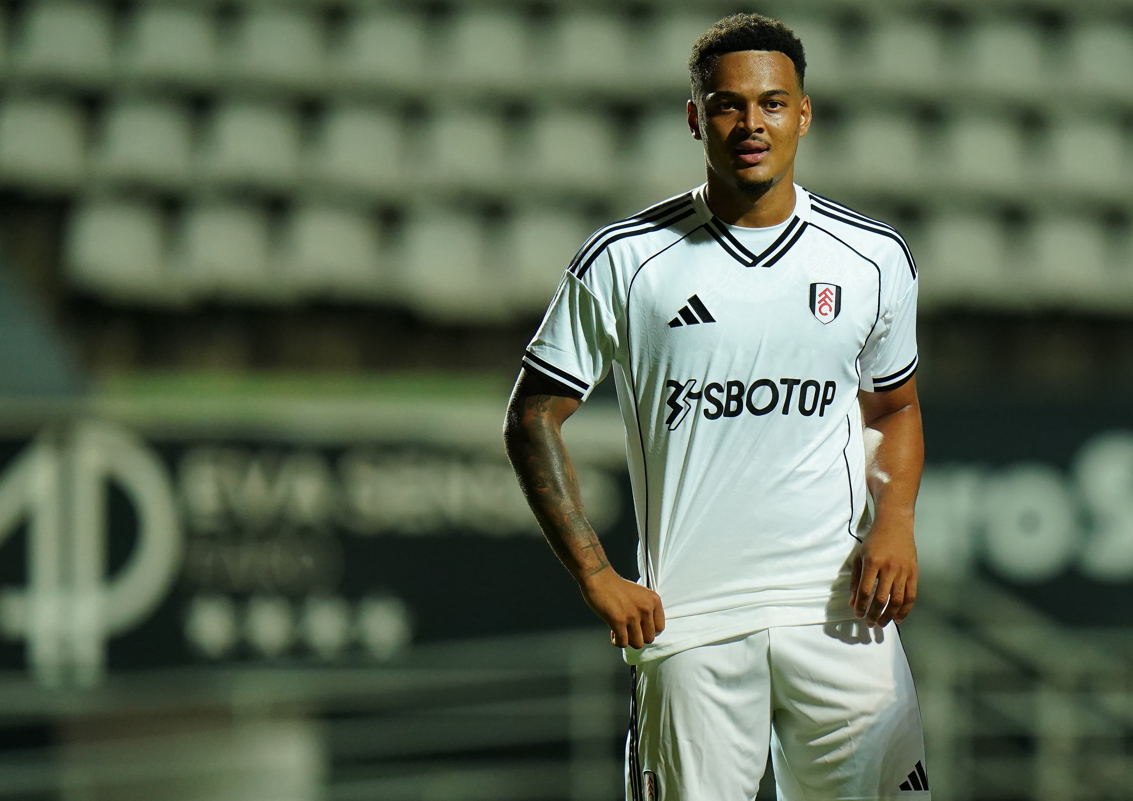 Rodrigo Muniz em campo pelo Fulham