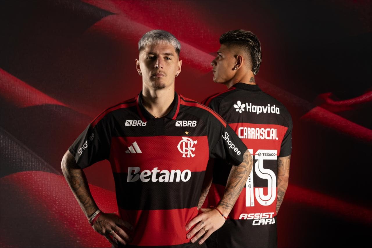 Carrascal e Varela posam com a nova camisa do Flamengo para 2026