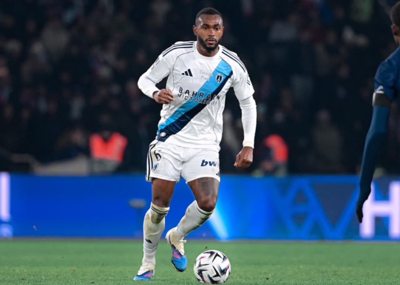 Otávio, cria do Flamengo, em ação contra o PSG