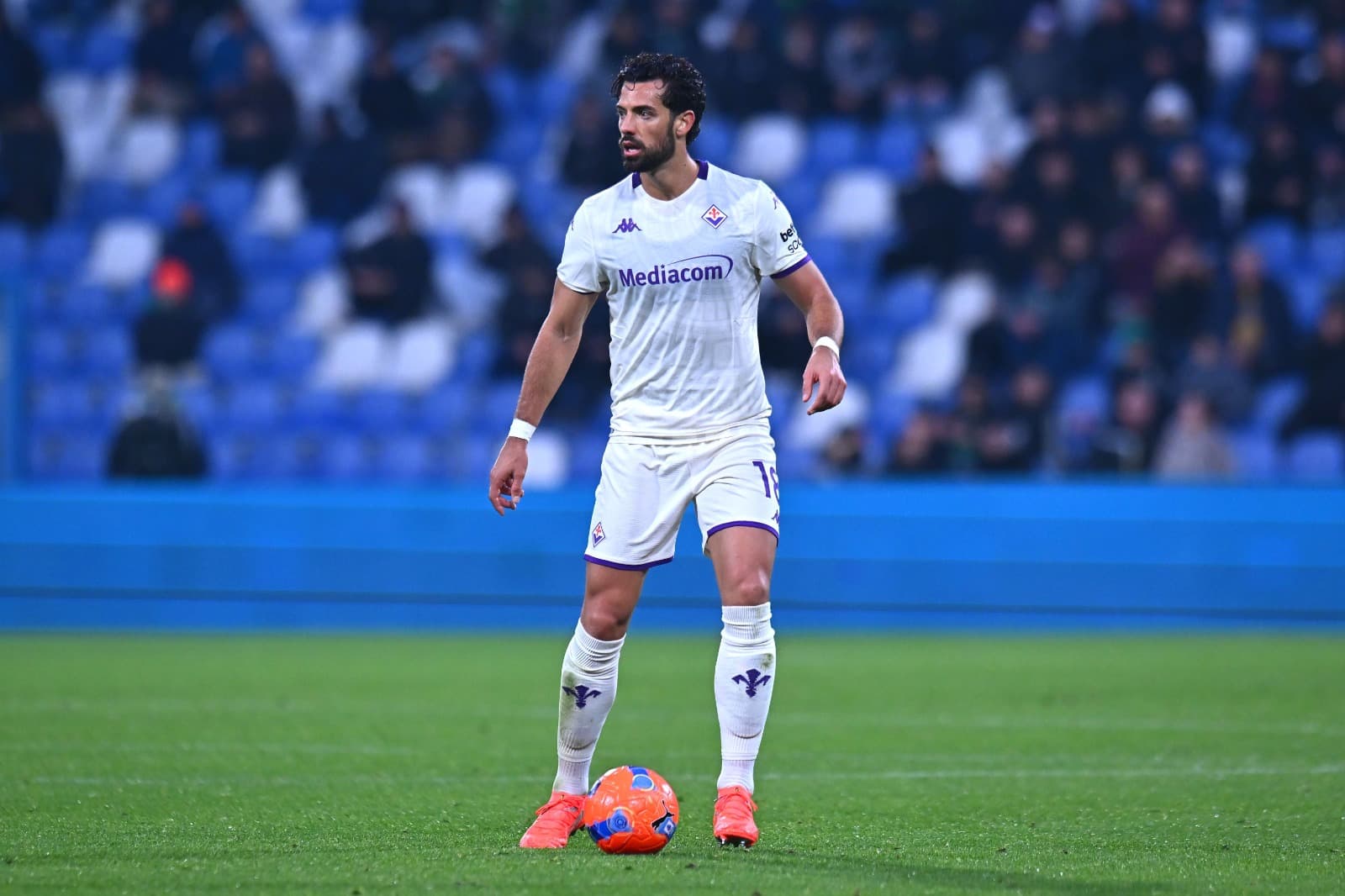 Pablo Marí da ACF Fiorentina durante a partida da Série A entre US Sassuolo Calcio e ACF Fiorentina no Mapei Stadium Citta del Tricolore em 06 de dezembro de 2025 em Sassuolo, Itália.