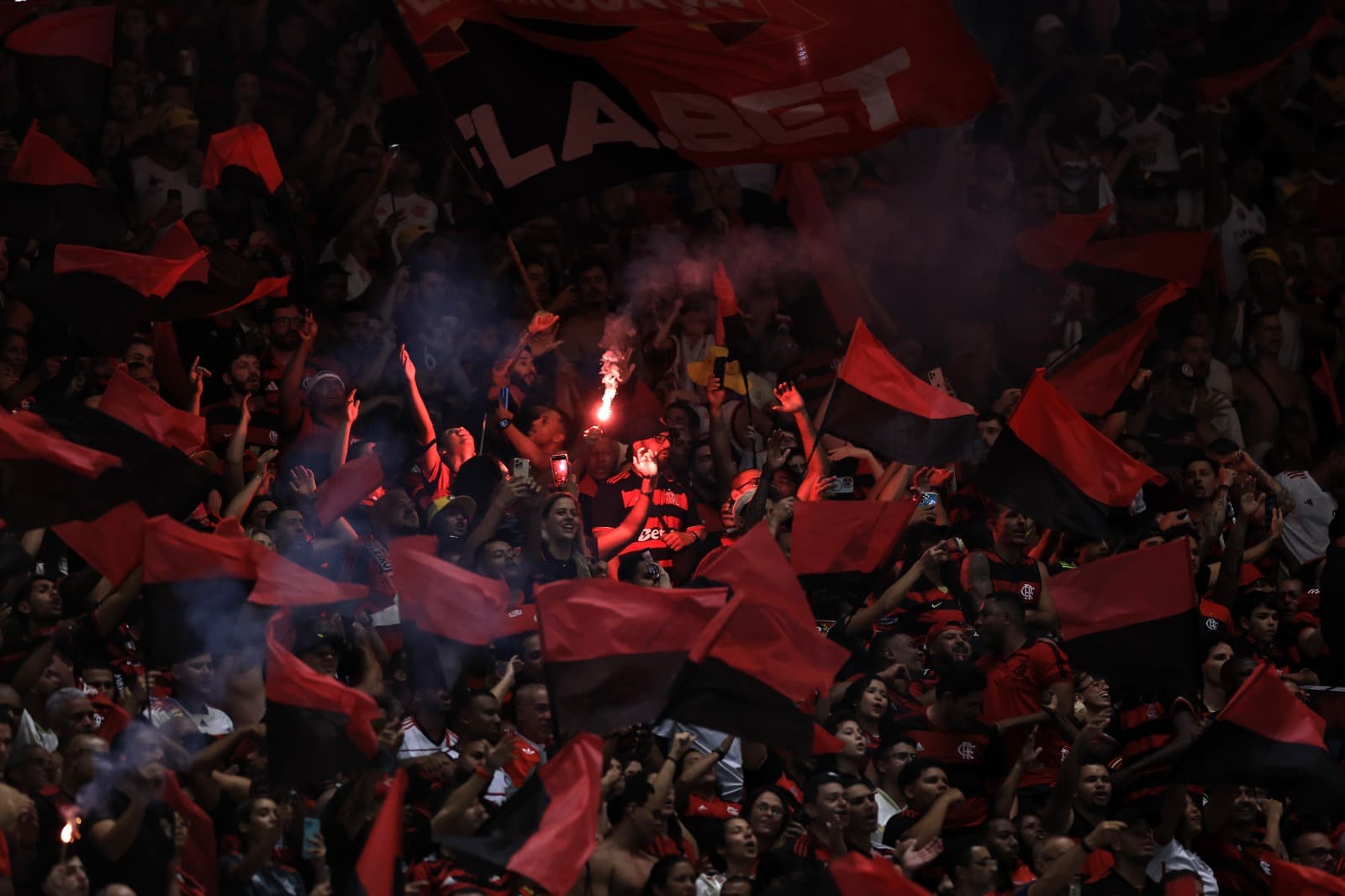 Torcedores do Flamengo fazem festa com bandeiras e sinalizadores durante jogo no Maracanã