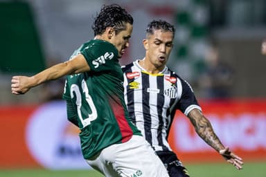 Raphael Veiga divide bola com jogador do Santos no clássico da 2ª rodada do Paulistão 2026