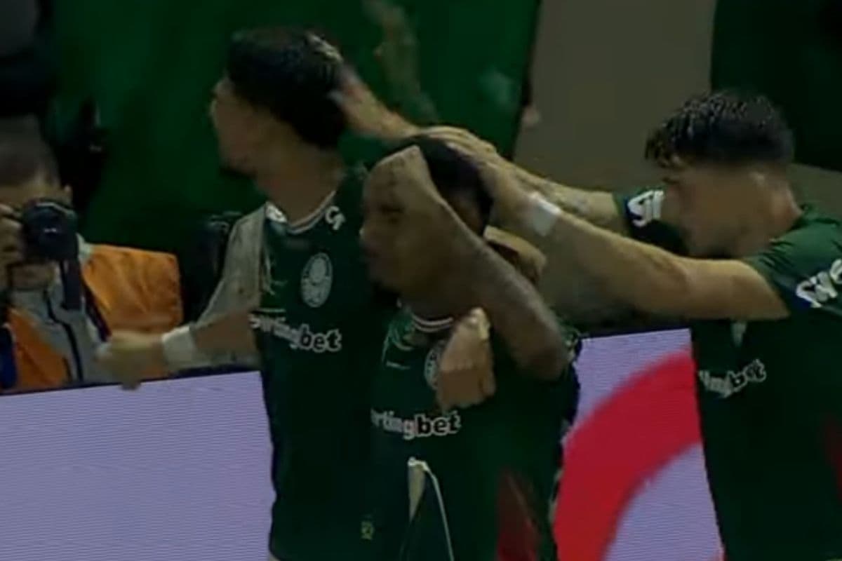Jogadores do Palmeiras comemorando gol marcdo por Allan contra o Santos na Arena Barueri