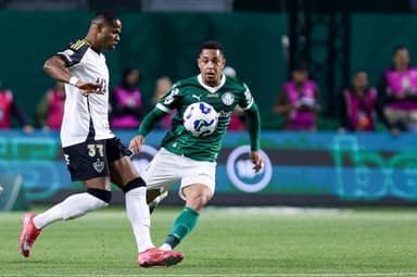 Júnior Santos e Vitor Roque em divida durante Palmeiras x Atlético-MG