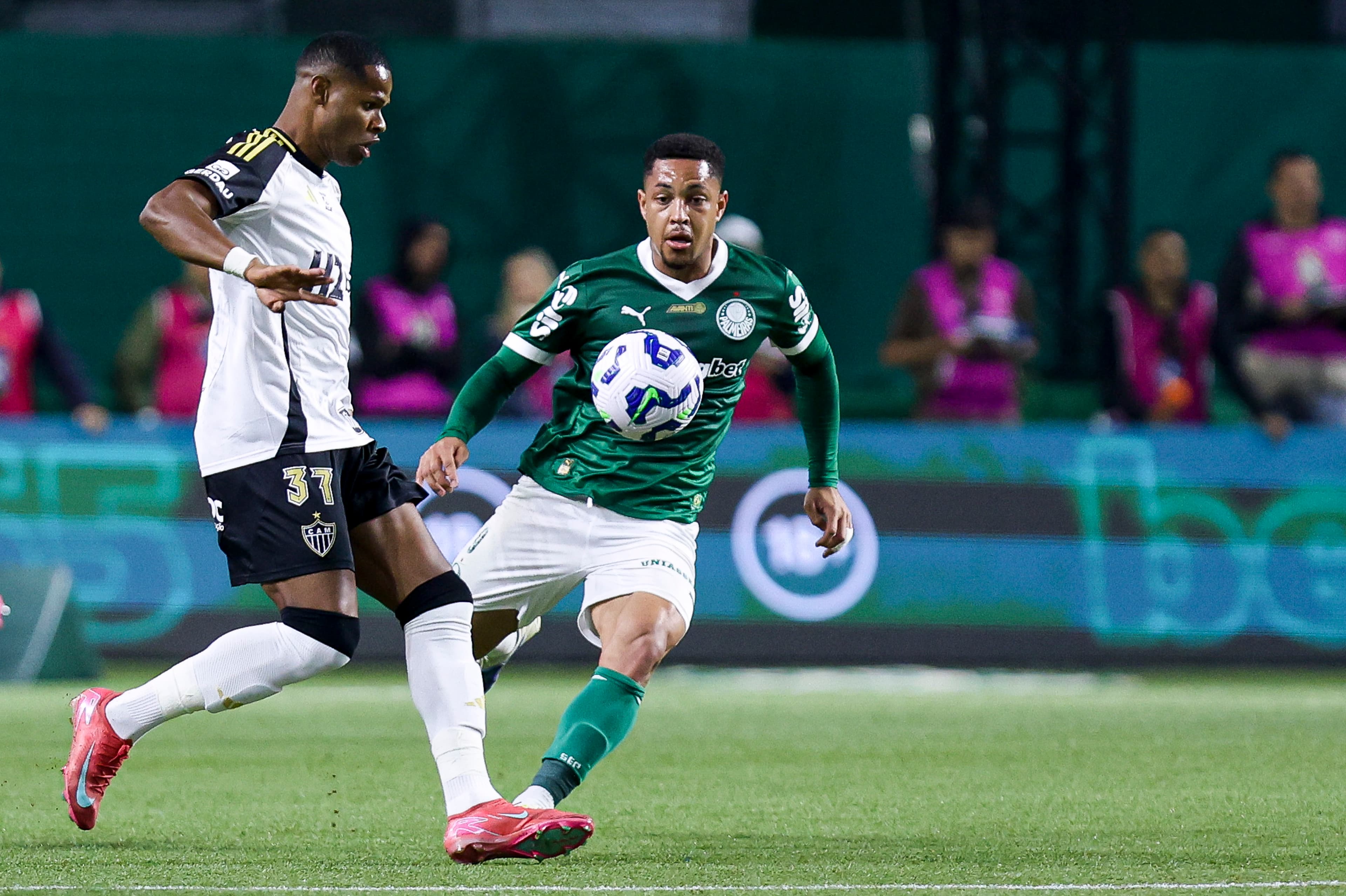 Júnior Santos e Vitor Roque em divida durante Palmeiras x Atlético-MG
