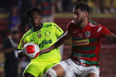 Endrick participando de Palmeiras x Portuguesa pelo Paulistão 2024