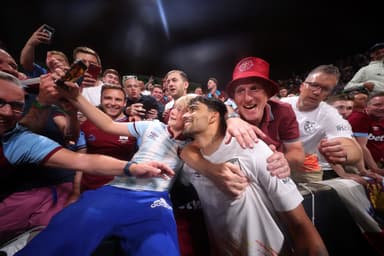 Lucas Paquetá, do West Ham United, comemora com os torcedores após a vitória da equipe na final da Liga Conferência Europa da UEFA 2022/23 entre ACF Fiorentina e West Ham United FC, na Eden Arena, em 7 de junho de 2023, em Praga, República Tcheca.