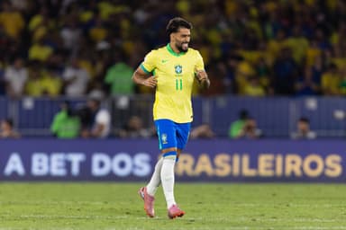 Lucas Paquetá, do Brasil, comemora após marcar o segundo gol da equipe durante a partida entre Brasil e Chile, válida pelas Eliminatórias Sul-Americanas para a Copa do Mundo FIFA de 2026, no Estádio do Maracanã, em 4 de setembro de 2025, no Rio de Janeiro