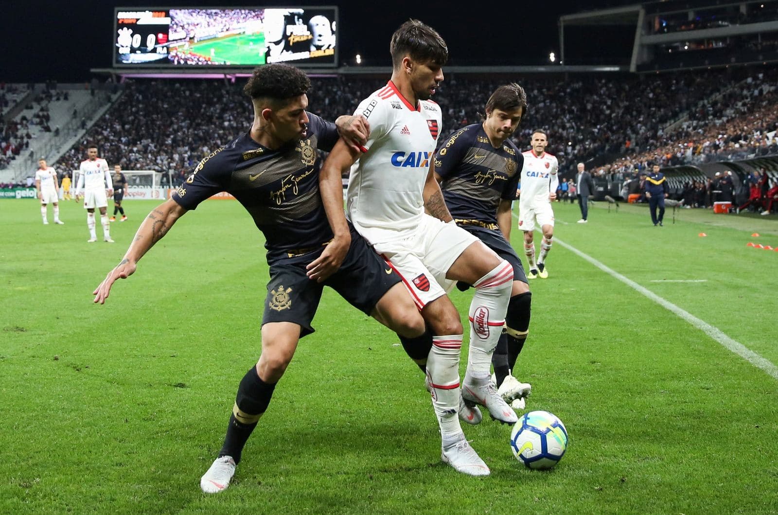 Douglas, do Corinthians, Lucas Paquetá, do Flamengo, e Romero, do Corinthians, em ação durante a partida do Campeonato Brasileiro Série A de 2018, no Estádio Arena Corinthians, em 5 de outubro de 2018, em São Paulo, Brasil.