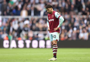 Lucas Paquetá, do West Ham United, demonstra desânimo após a derrota da equipe durante a partida da Premier League entre Newcastle United e West Ham United, no St. James' Park, em 30 de março de 2024, em Newcastle upon Tyne, Inglaterra.