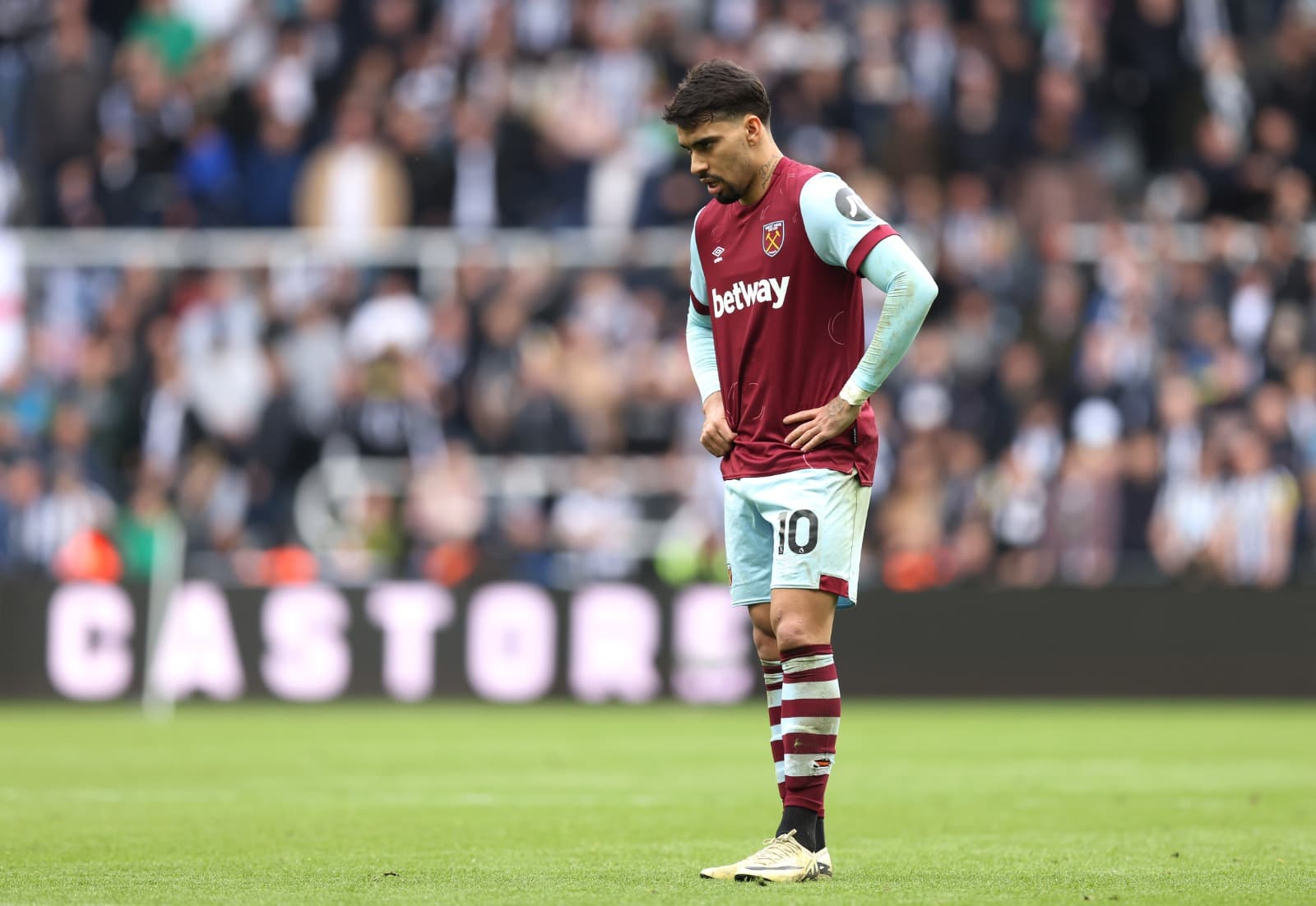 Lucas Paquetá, do West Ham United, demonstra desânimo após a derrota da equipe durante a partida da Premier League entre Newcastle United e West Ham United, no St. James' Park, em 30 de março de 2024, em Newcastle upon Tyne, Inglaterra.