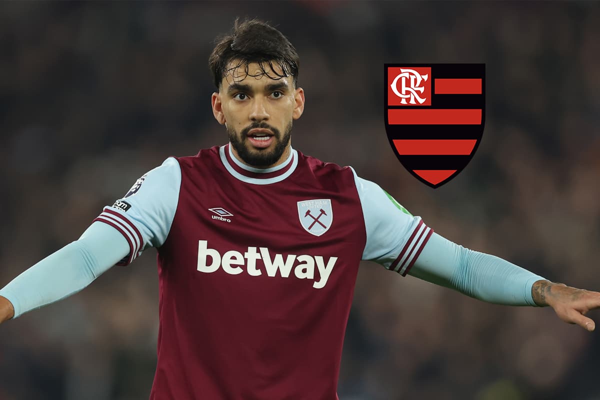 Paquetá durante jogo pelo West Ham ao lado do escudo do Flamengo