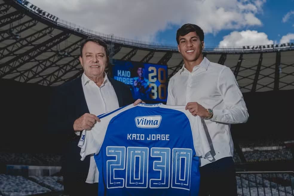 Pedro Lourenço e Kaio Jorge celebram renovação do atacante com o Cruzeiro