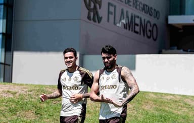 Pedro e Paquetá em treino do Flamengo