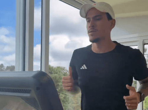 Pedro corre na esteira durante as férias