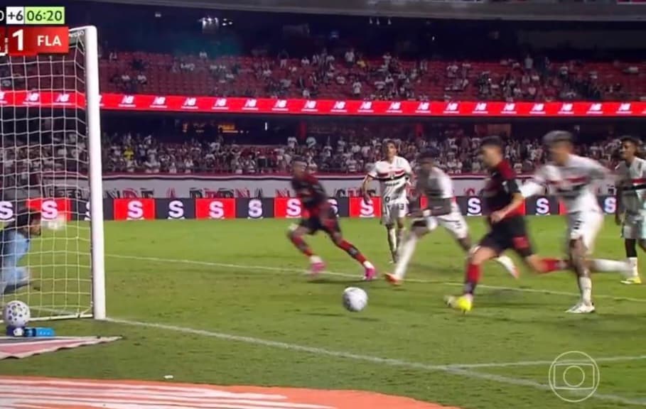 Pênalti não marcado em Arrascaeta