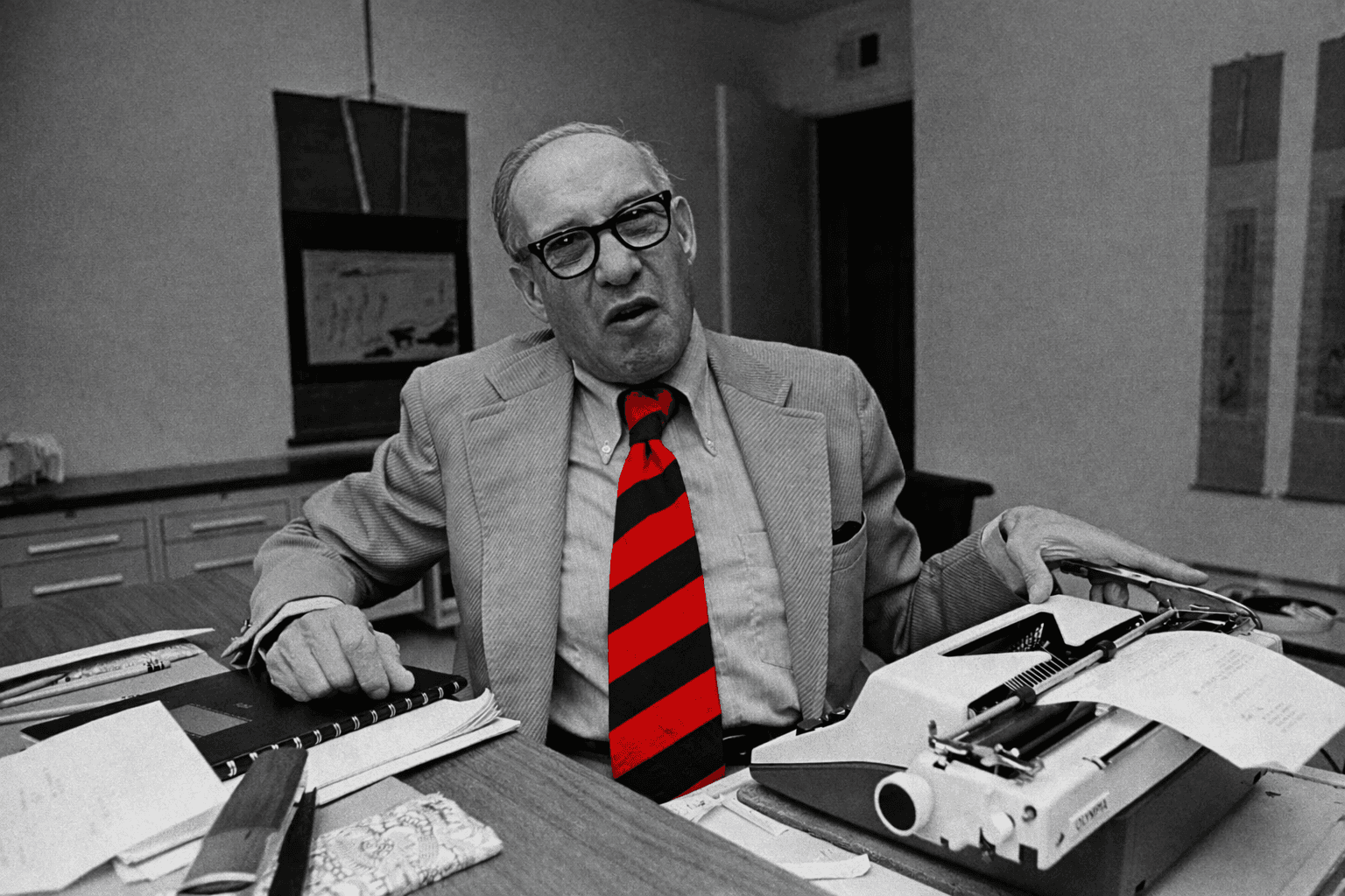 Peter Drucker em foto histórica de George Rose (Getty Images), usado como referência para discutir cultura, times e desempenho no futebol a partir do Flamengo