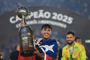 Erick Pulgar, do Flamengo, comemora com o troféu após vencer a final da Copa CONMEBOL Libertadores de 2025 entre Palmeiras e Flamengo, no Estádio Monumental, em 29 de novembro de 2025, em Lima, Peru.