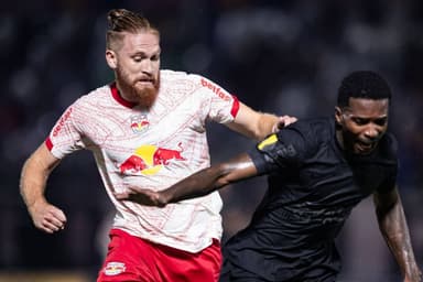 Isidro Pitta em ação em Red Bull Bragantino x Corinthians