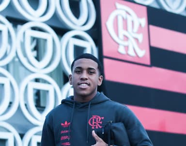 Joshua faz 'joia' para foto durante embarque para Volta Redonda