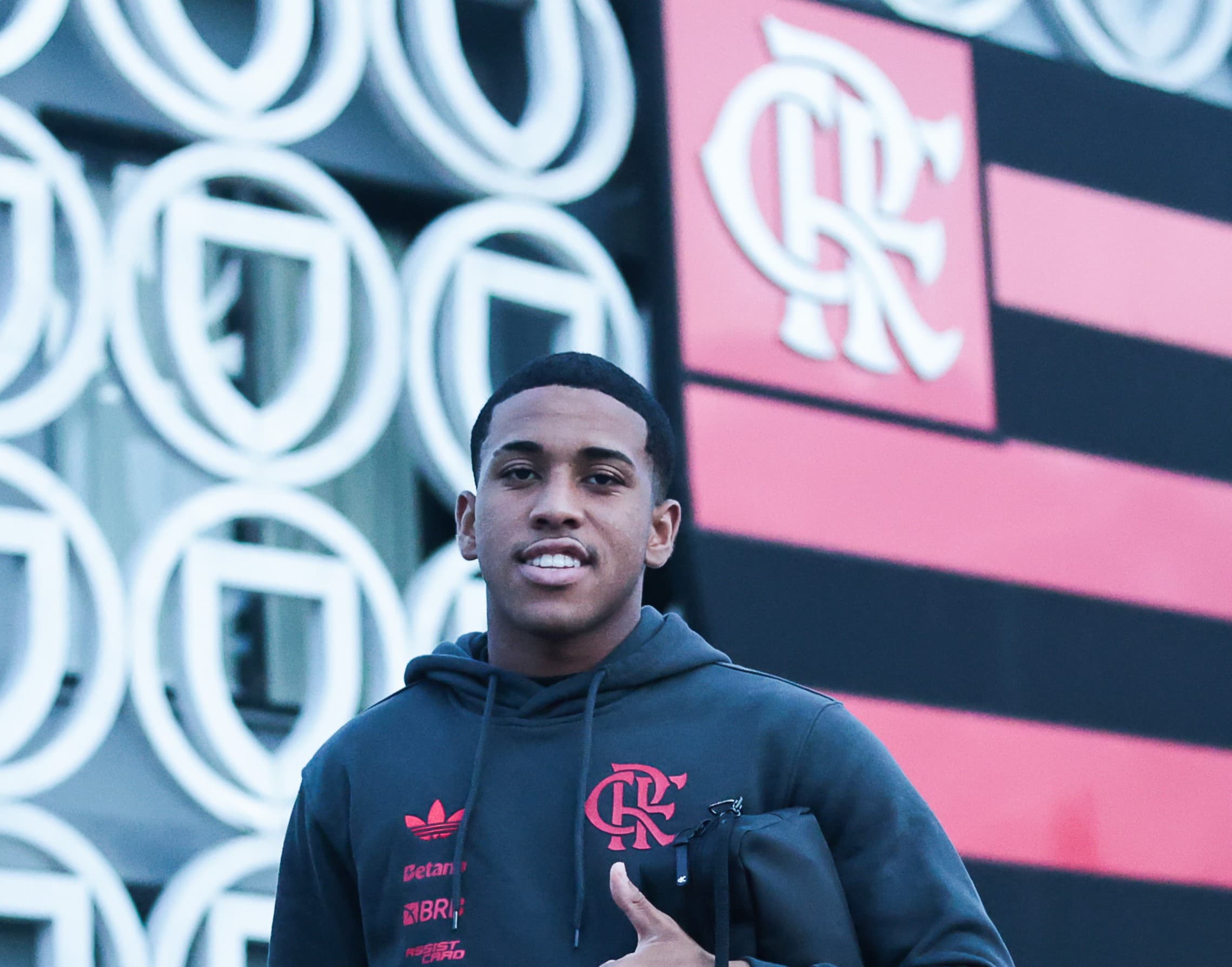 Joshua faz 'joia' para foto durante embarque para Volta Redonda